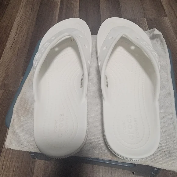 CROCS #8 White Flip Flops - Picture 2 of 7